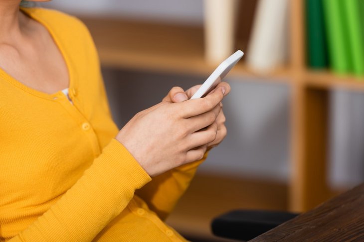 Ung kvinde med smartphone