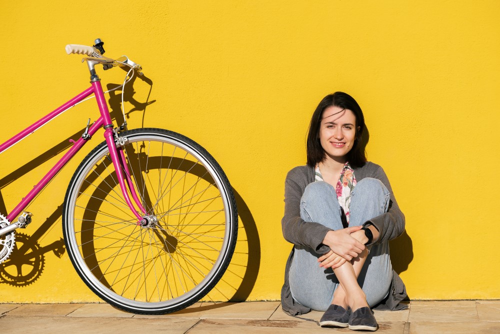 Ung kvinde med cykel